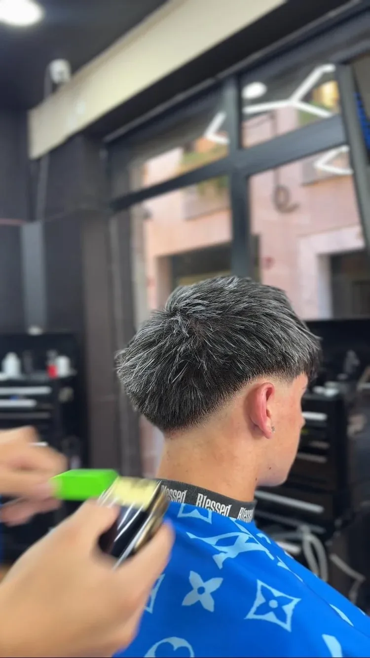 Taper fade con textura en la parte superior y nuca desvanecida, por Christian