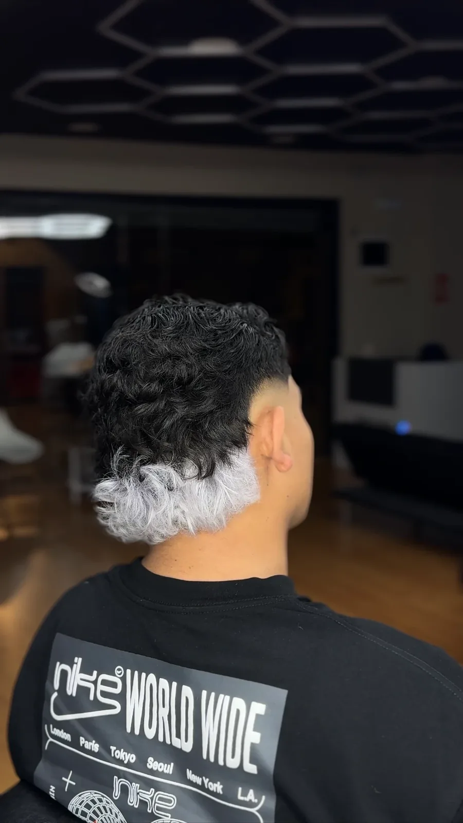 Rizos con puntas decoloradas en platino y burst fade, por Juseph