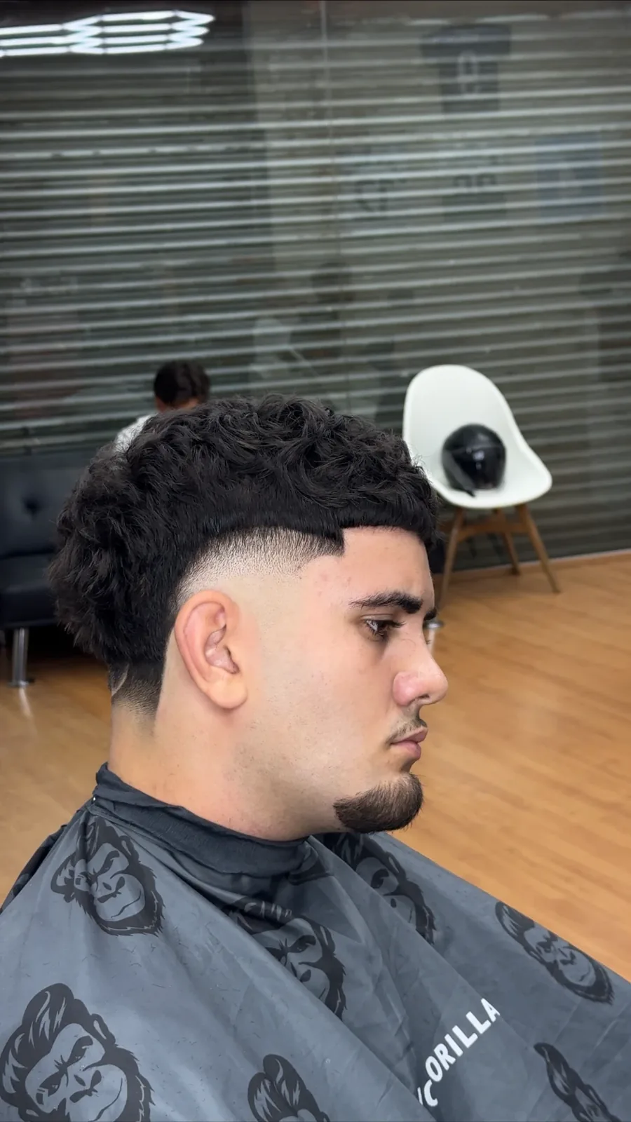 Low fade rizado con barba perfilada, por Juseph