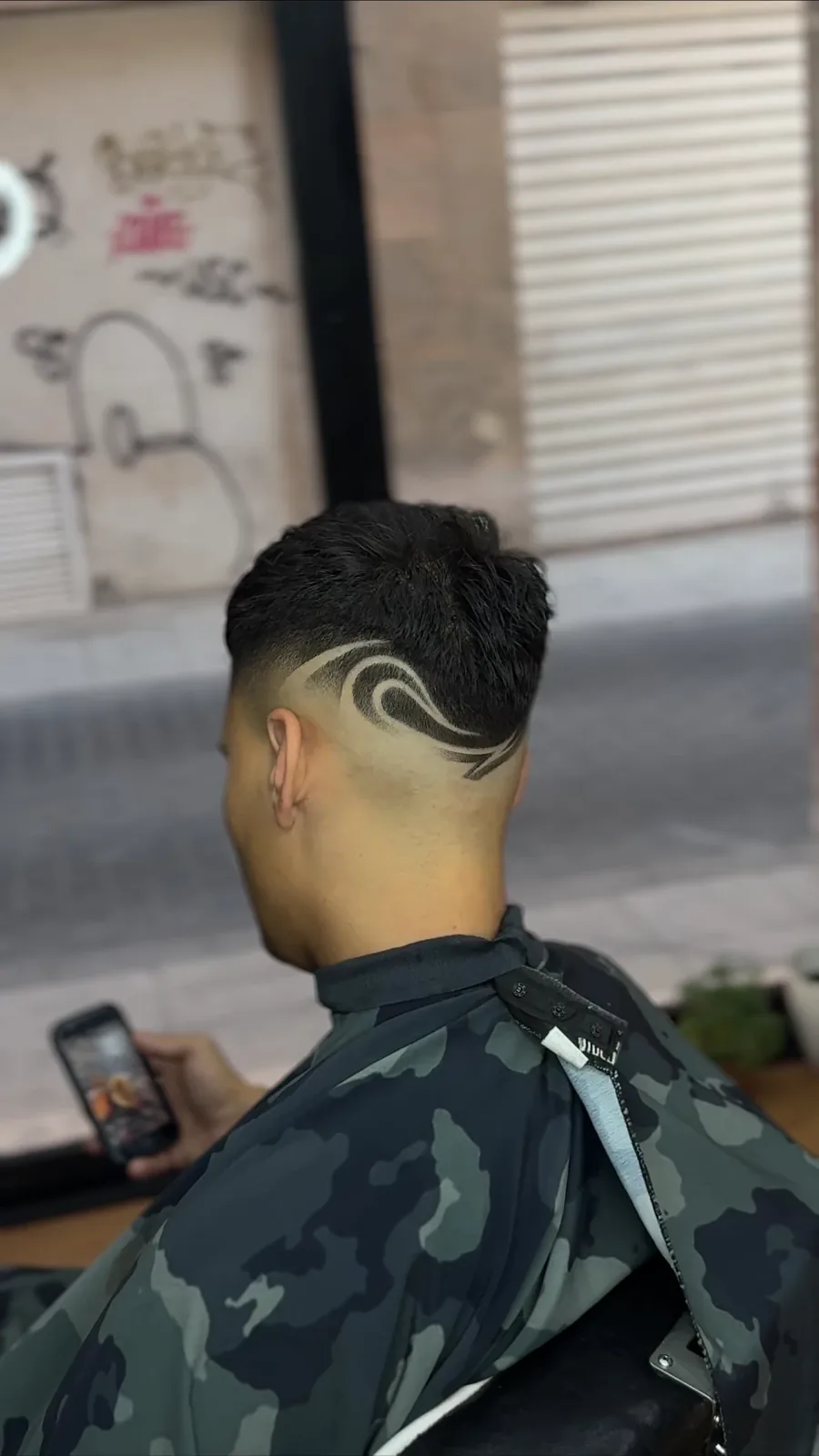 Diseño tribal a navaja sobre desvanecido, por Juseph