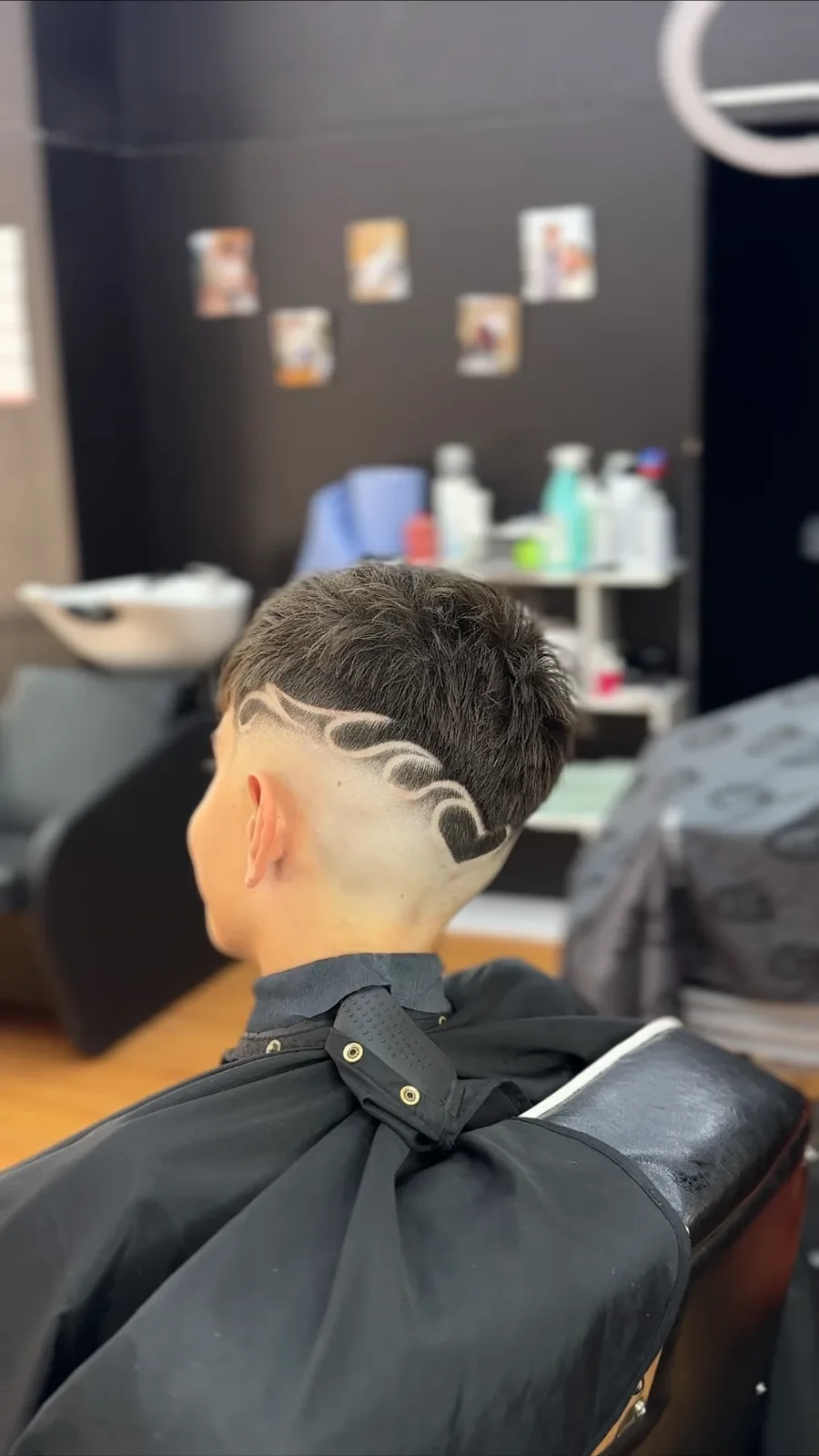 Diseño de olas y corazón a navaja en la nuca, por Juseph