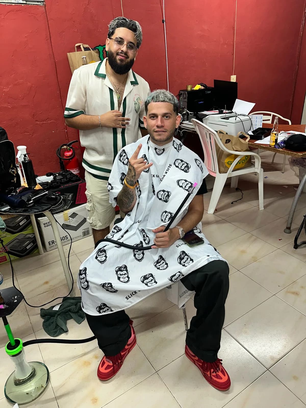 Barba perfilada combinada con coloración platino